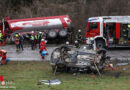 Oö: 2-fach-Menschenrettung nach schwerer Lkw-Pkw-Kollision in Waldneukirchen