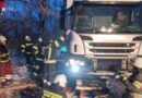 Oö: Langwierige Bergung eines Lkw in Bad Ischl