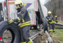 Nö: Sattelschlepper mit 18 Tonnen Lkw-Reifen auf der A 1 bei Amstetten verunfallt