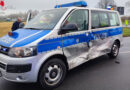 D: Kollision VW Polo und Einsatz-Polizei-Kleinbus in Bedburg-Hau, fünf Personen von Rettungsdienst versorgt
