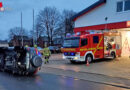 D: Pkw liegt nach Unfall vor dem Feuerwehrhaus in Gangelt auf der Seite