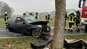 D: BMW-Fahrer nach Anprall an Baum bei Essel / Kutenholz leicht eingeklemmt