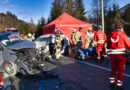 Tirol: 3 Rettungshubschrauber nach Frontal-Kollision mit eingeklemmter Person auf B 161 bei Jochberg im Einsatz → Mutter (34) verstorben