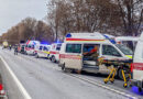 Stmk: Zwei Schwerverletzte bei Kollision eines Transporters mit Baum in Mooskirchen → Rettungs-Großeinsatz