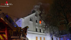 D: 10-Stunden-Einsatz bei drei Bränden in altem Fabrikgebäude in Velbert