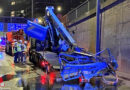 Wien: Lkw mit geladener Arbeitsbühne bleibt an Stadionbrücke hängen