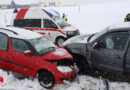 Oö: Frontalcrash auf Schneefahrbahn in Edt bei Lambach fordert zwei Verletzte