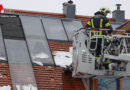 Oö: Absturzdrohende Abdeckplatte eines Solarkollektors in Wels