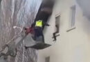 Vbg: Personenrettung mit Baggerschaufel aus brennendem Gebäude in Bregenz