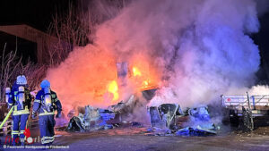 D: Zwei brennende Anhänger in Kutenholz, Samtgemeinde Fredenbeck