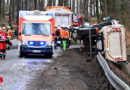 D: Mit Kieslaster von der Straße abgekommen und umgestürzt → eingeschlossene Fahrerin leicht verletzt