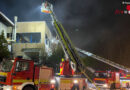 D: 120 Feuerwehrleute mit drei Drehleitern bei Brand in Metallveredelungsbetrieb in Velbert im Einsatz
