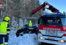 Ktn: Autolenker aus im Schneehaufen stehenden Pkw in Villach freigeschaufelt