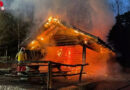 Schweiz: Vollbrand einer Waldhütte in Stadel