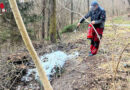 Nö: Rosenbauer-Mitarbeiter hält brennenden Müll in Wald in Schach