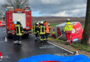 D: Seitenwind drängt Transporter ab → Lenker nach Baumkollision eingeschlossen