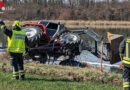 Nö: Traktor kippt um und landet im Flussbett → Fahrer kann sich retten