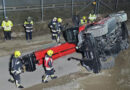 Nö: Teleskoplader (Manitou) kippt nach Ausweichmanöver um → Bergung mit 2 Bagger