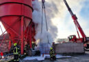D: Produktionsanlage für Gummiteile brennt im Hafen von Neuss