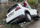 Schweiz: Auto hängt nach Unfall über Fußgängerunterführung in Reinach