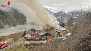 Schweiz: Stall-Großfeuer in Strada erfordert Hundertschaft an Einsatzkräften