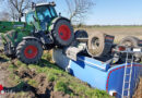 D: Traktor steht nach Unfall auf am Dach liegenden Anhänger mit Flüssigdünger