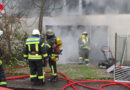 Bayern: Flammenschlag aus Zimmer und Feuer in Industriehalle in Augsburg