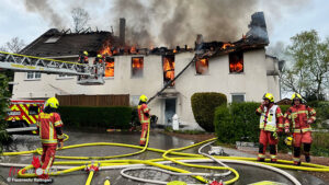 D: Wohnhaus brennt in Velbert nieder → Ruine eingeschäumt