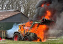 D: Traktor beginnt während der Fahrt in Bremervörde zu brennen