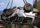 Schweiz: Pkw kollidiert in Kurve mit Betonelementen → Auto in die Tiefe gestürzt, ein Toter (18)