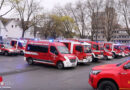 D: Beim „Brandmeldealarm“ warten 350 Kameraden mit 40 Fahrzeugen zum Abschied nach 40 Jahren Feuerwehr-Chef
