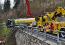 Schweiz: Davonrollendes Lkw-Gespann durchbricht Leitplanke auf Brücke