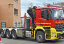 Neuer Vierachs-Wechsellader mit Kran der BF Ludwigsburg auf Mercedes-Benz Arocs 3743