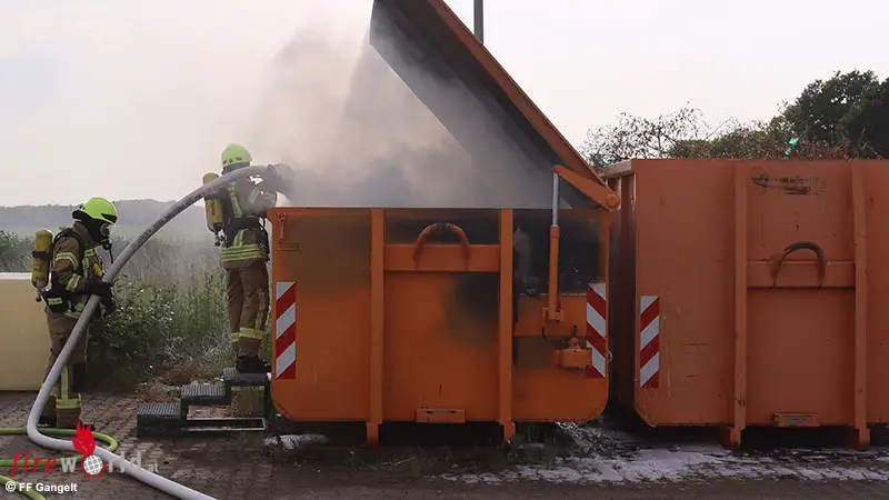 D-Containerbrand-neben-der-Feuerwehr-in-Gangelt