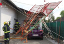 Oö: Gerüst bei einem Einfamilienhaus in Edt bei Lambach auf Pkw gestürzt