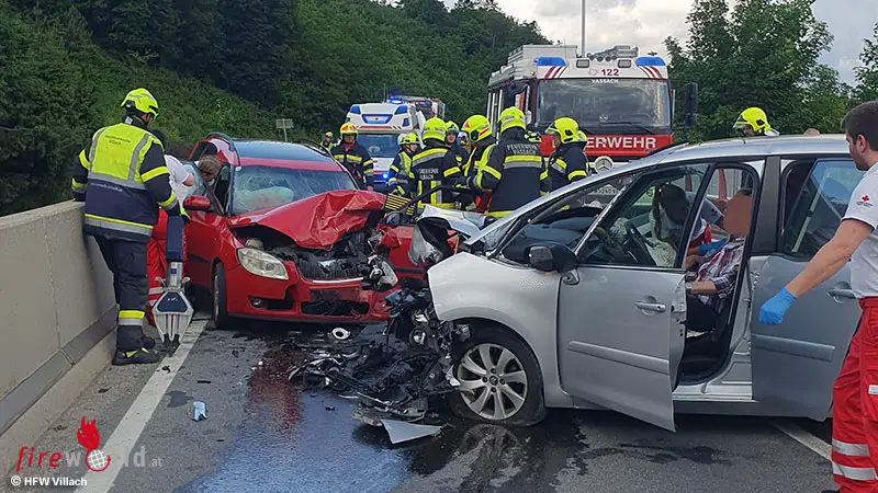 Ktn-Pkw-Frontalkollision-mit-eingeschlossenen-Personen-auf-der-B-100-auf-der-Rennsteiner-Br-cke-in-Villach