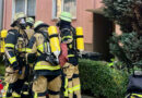 D: Wohnungsbrand in einem Mehrfamilienhaus in Essen, Feuerwehr rettet Mutter mit Kind