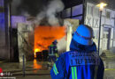 D: Zwei Personenrettungen bei in Vollbrand stehenden Garage in Arnsberg