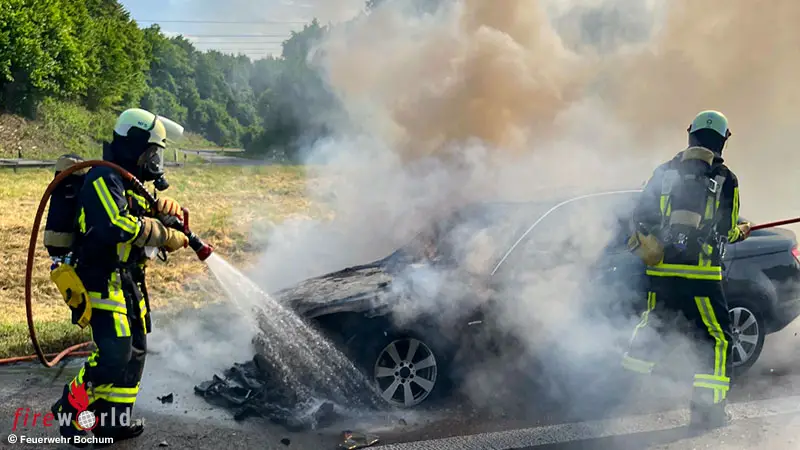 D-Brennender-Mercedes-auf-der-A-40-bei-Bochum