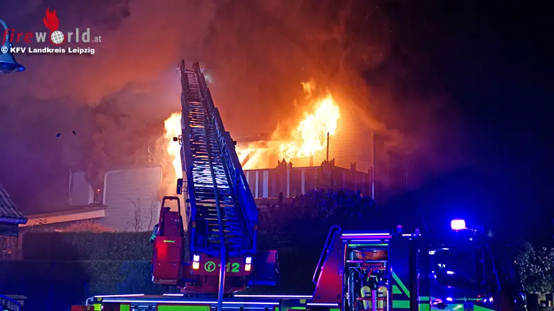 D-Gro-einsatz-bei-Dachstuhlbrand-auf-einem-3-Seitenhof-bei-Grimma