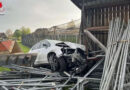 Schweiz: Autofahrerin kracht bei Unfall in Römerswil in Lagerunterstand