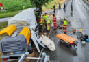 D: Kleintransporter mit Anhänger in Gladbeck gegen Baum → 1,5-stündige Rettungsaktion für Beifahrer