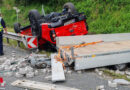 Stmk: Pkw mit Steinplatten beladenem Anhänger überschlägt sich auf der A 2 bei Mooskirchen