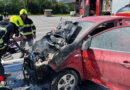 Nö: Autobrand am Baumarkt-Parkplatz in Waidhofen an der Thaya → Ersthelfer unterstützen mit Feuerlöscher