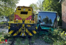 D: Reisebus in Ratingen von Güterzug-Lokomotive touchiert