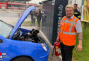 Oö: Autobrand an Tankstelle in Alkoven von Feuerwehrmann vor Ort gelöscht