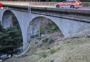 Schweiz: Pkw durchbricht Geländer und stürzt bei Ennetbühl rund 20 m von Brücke