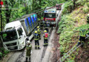 Oö: Langwierige Lkw-Bergung auf Güterweg in Waldstück in Gutau