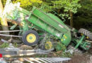 Schweiz: Traktor mit Ballenpresse in Herdern in Bachtobel gelandet → Fahrer eingeklemmt
