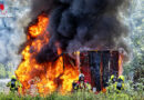 D: Lkw mit mehreren Tonnen Lithium-Ionen Akkus auf der A57 in Vollbrand